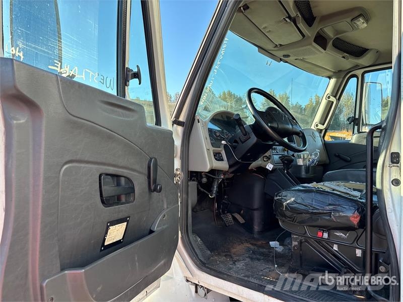 International 4300 شاحنات ذات هيكل صندوقي