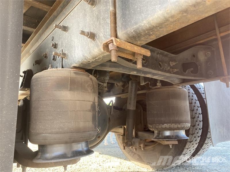 International 4300 شاحنات ذات هيكل صندوقي