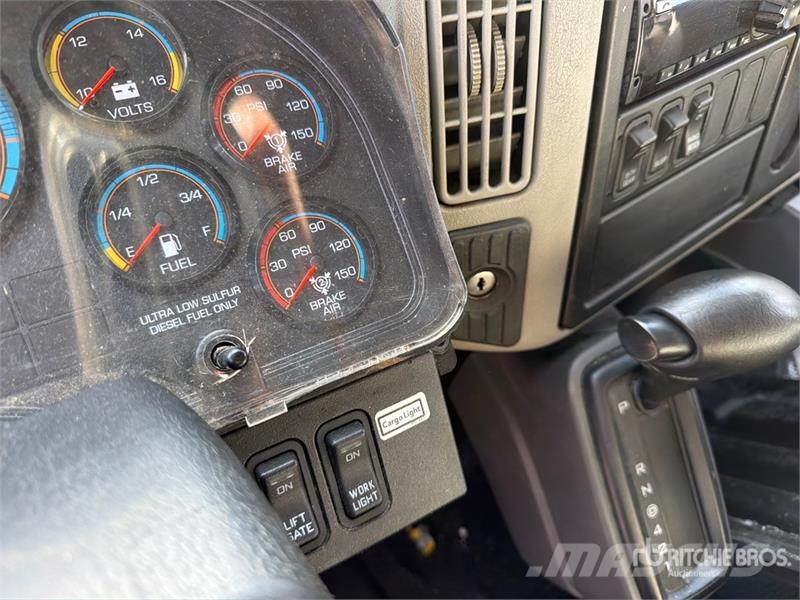 International 4300 شاحنات ذات هيكل صندوقي