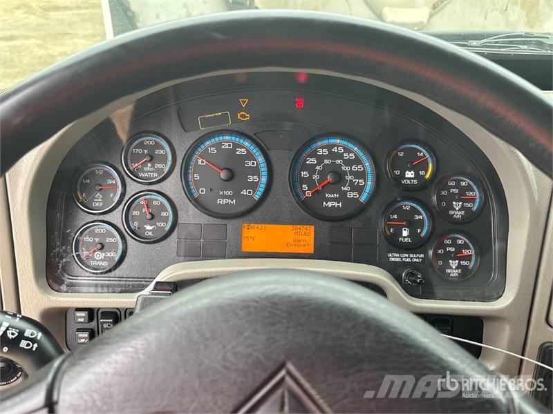 International 4300 شاحنات ذات هيكل صندوقي