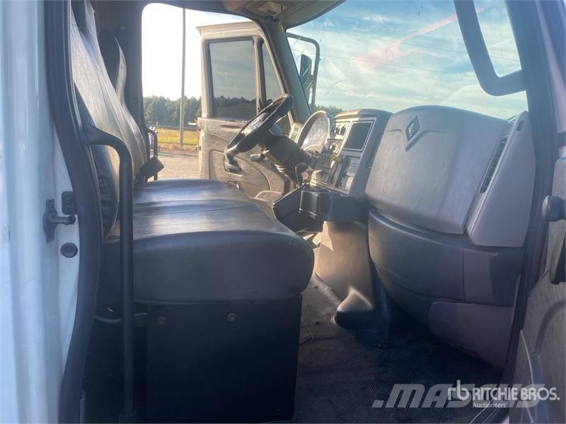 International 4300 شاحنات ذات هيكل صندوقي