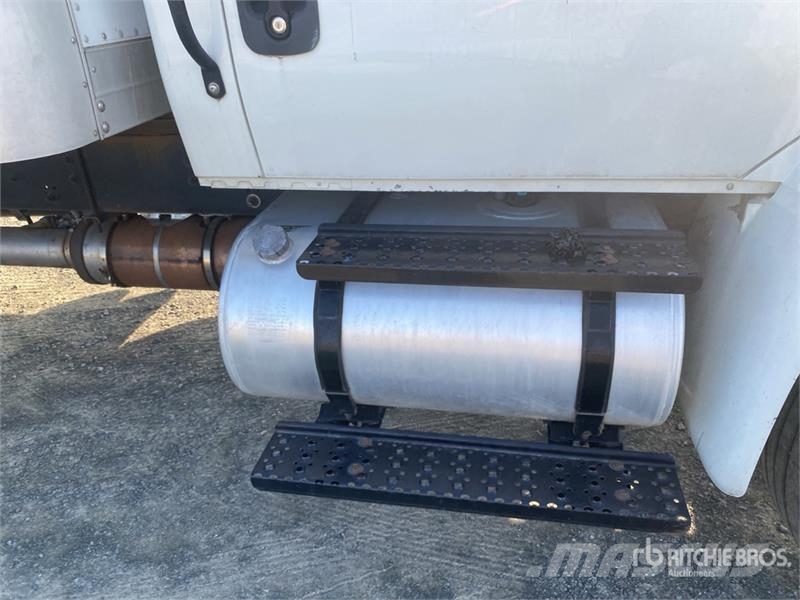 International 4300 شاحنات ذات هيكل صندوقي