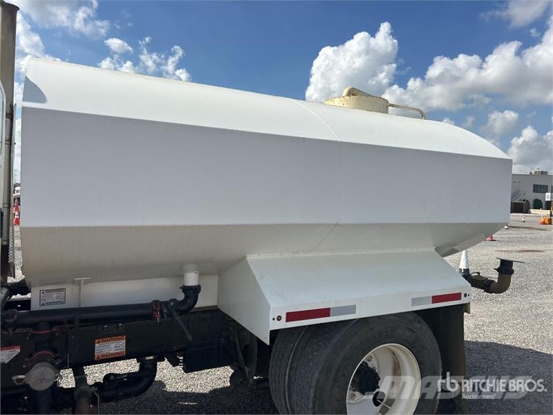 International 4300 Wassertanker