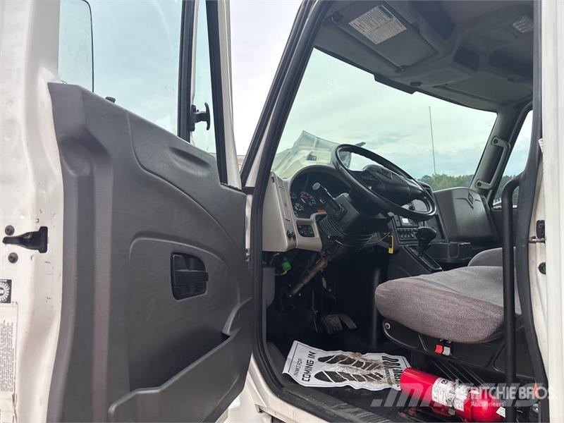 International 4300 شاحنات ذات هيكل صندوقي