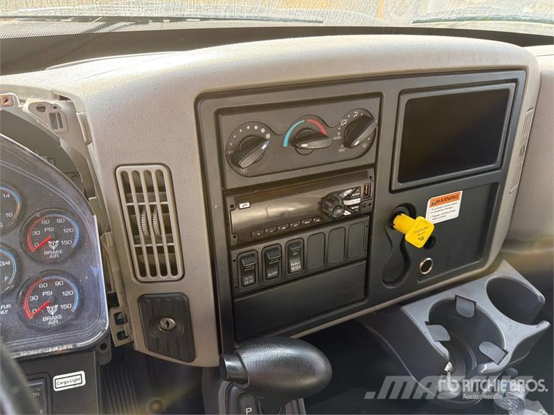 International 4300 شاحنات ذات هيكل صندوقي