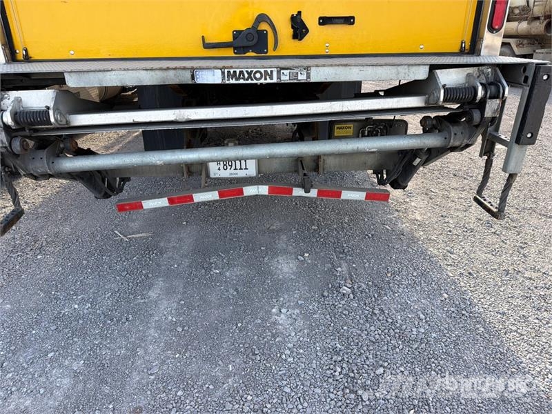 International 4300 شاحنات ذات هيكل صندوقي