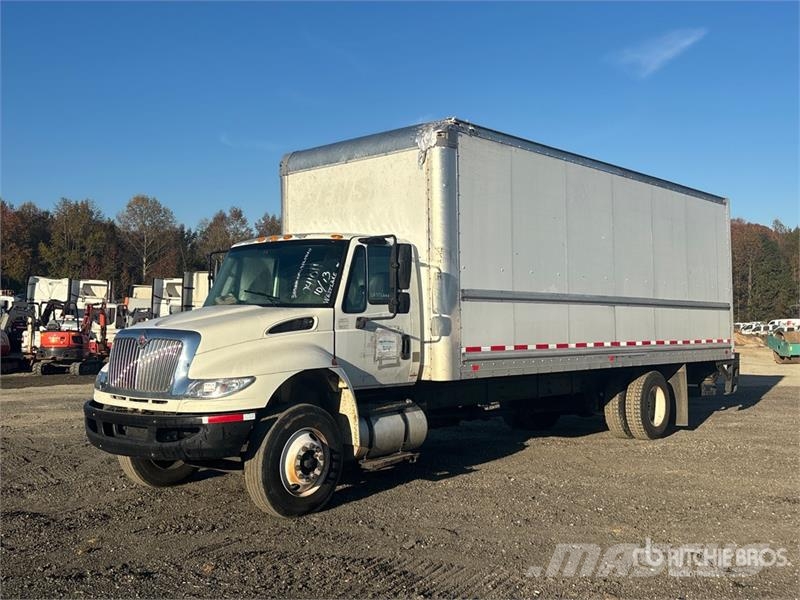 International 4300 شاحنات ذات هيكل صندوقي