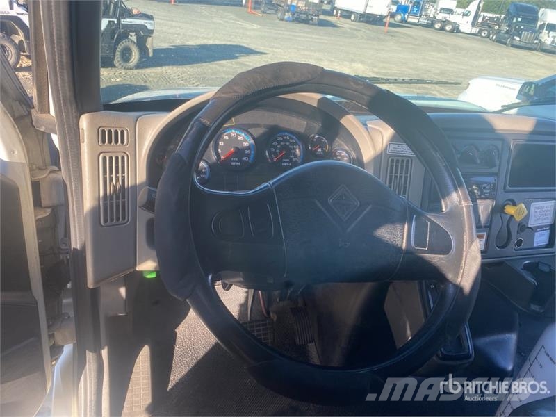 International 4300 شاحنات ذات هيكل صندوقي
