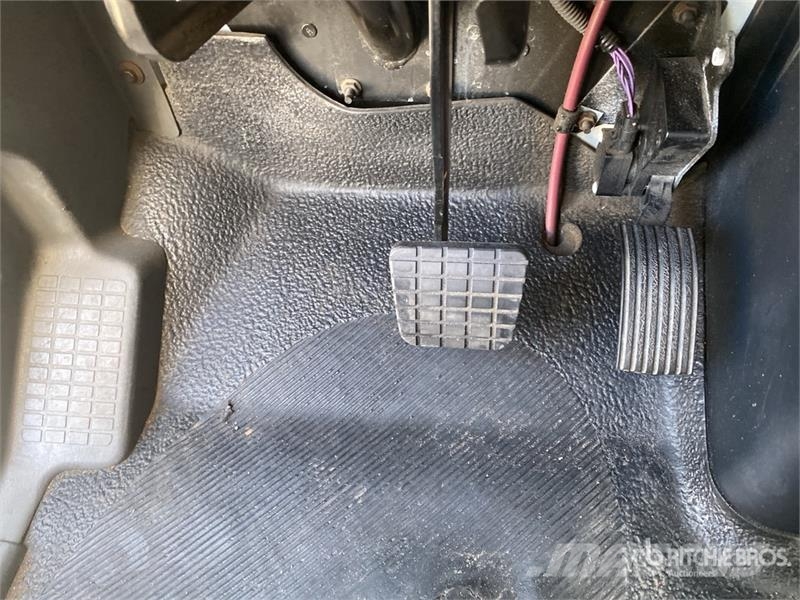 International 4300 شاحنات ذات هيكل صندوقي