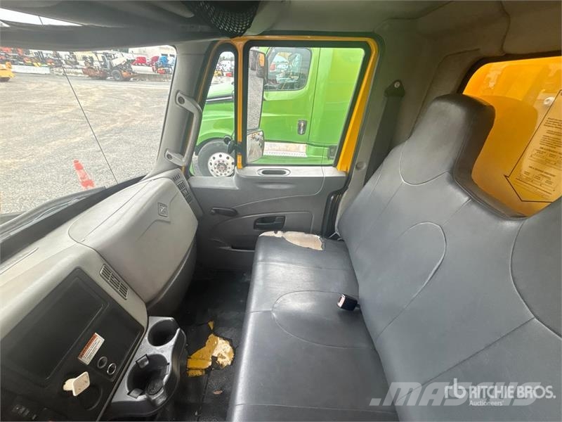 International 4300 Bakwagens met gesloten opbouw