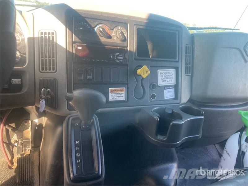 International 4300 شاحنات ذات هيكل صندوقي
