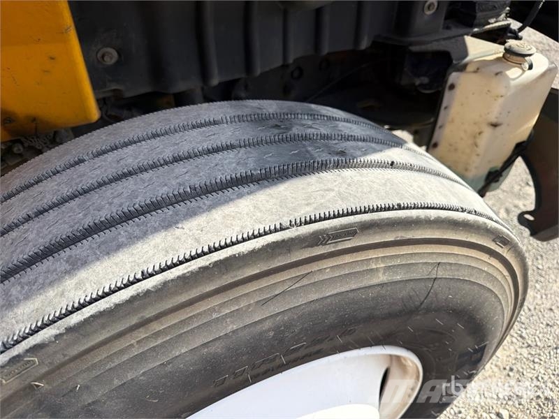 International 4300 شاحنات ذات هيكل صندوقي