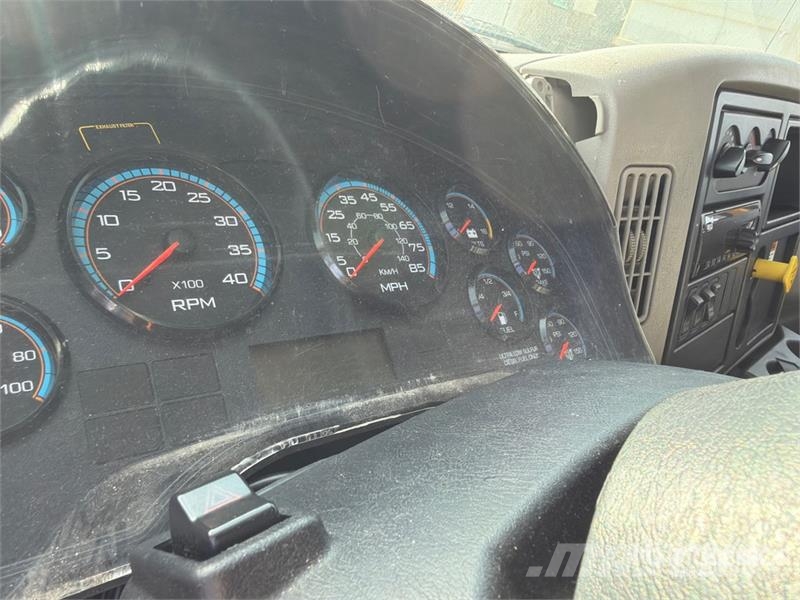 International 4300 شاحنات ذات هيكل صندوقي
