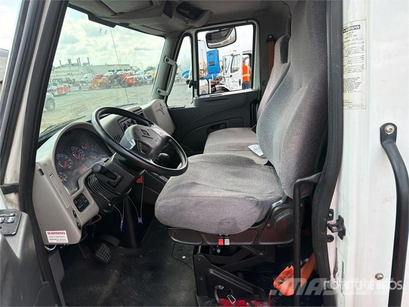 International 4300 Bakwagens met gesloten opbouw