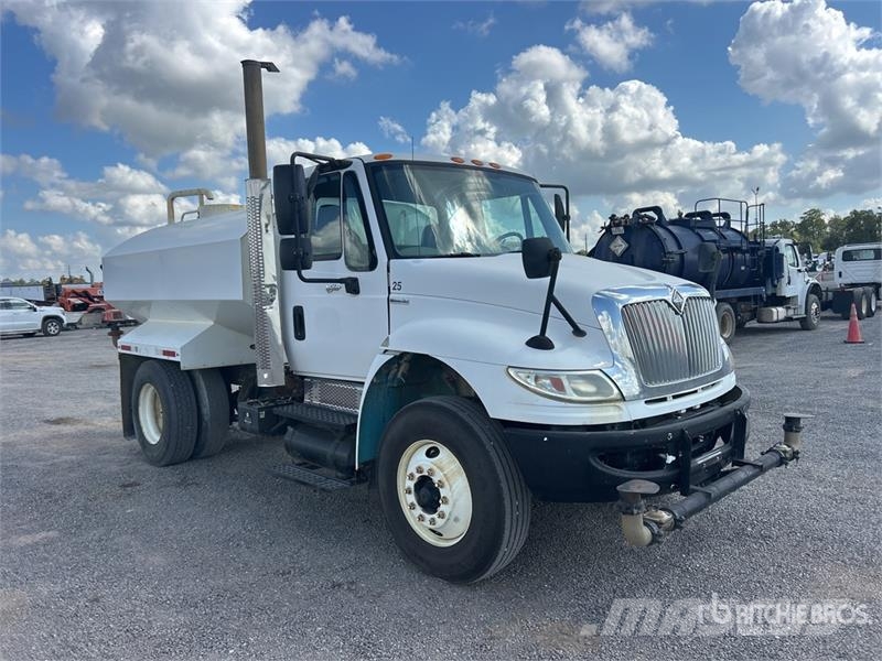 International 4300 Wassertanker