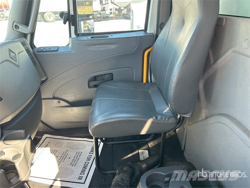 International 4300 Furgons