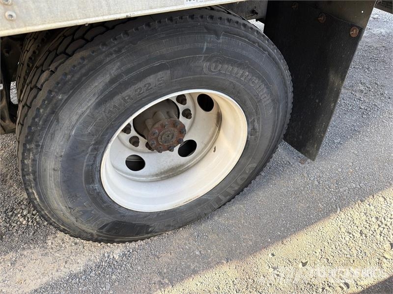 International 4300 شاحنات ذات هيكل صندوقي