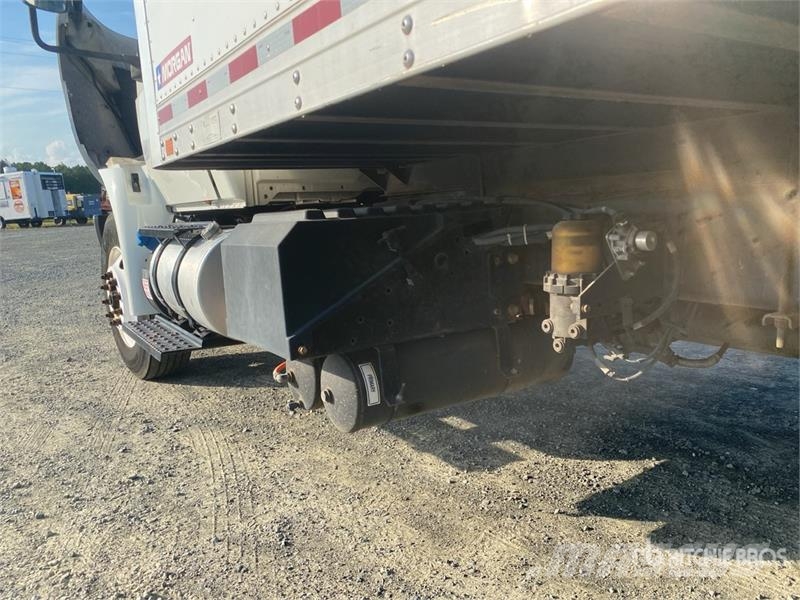 International 4300 شاحنات ذات هيكل صندوقي