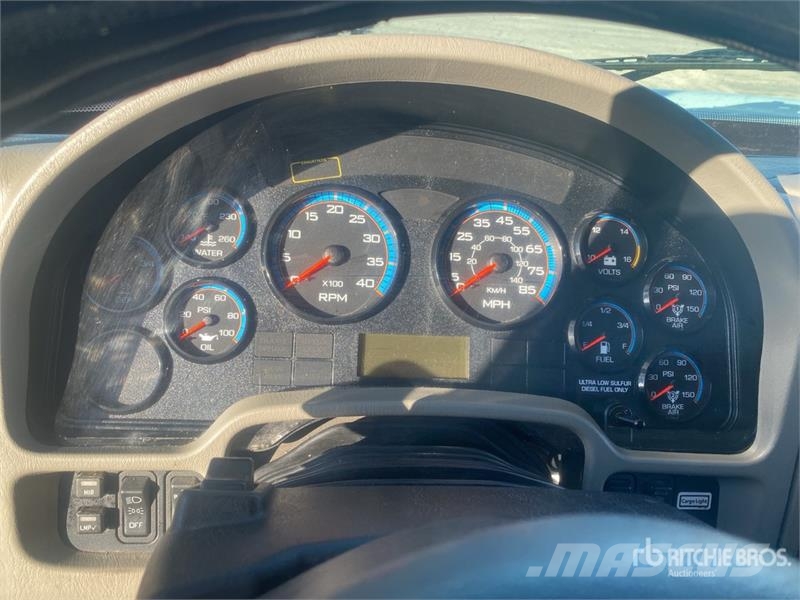 International 4300 شاحنات ذات هيكل صندوقي