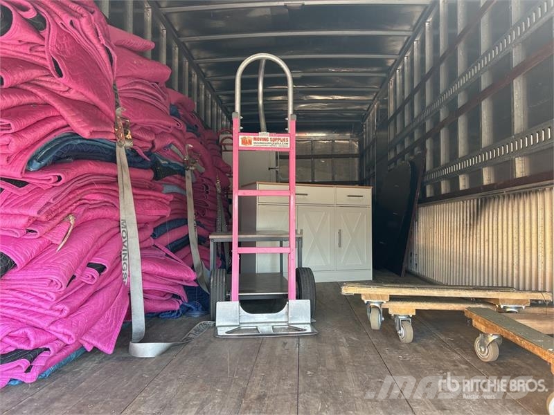 International 4300 شاحنات ذات هيكل صندوقي