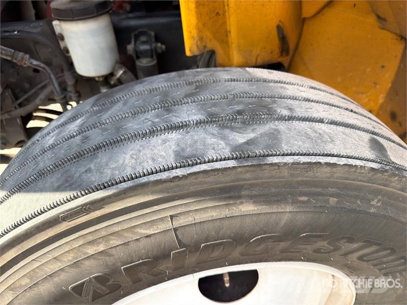 International 4300 شاحنات ذات هيكل صندوقي