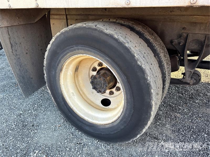 International 4300 شاحنات ذات هيكل صندوقي