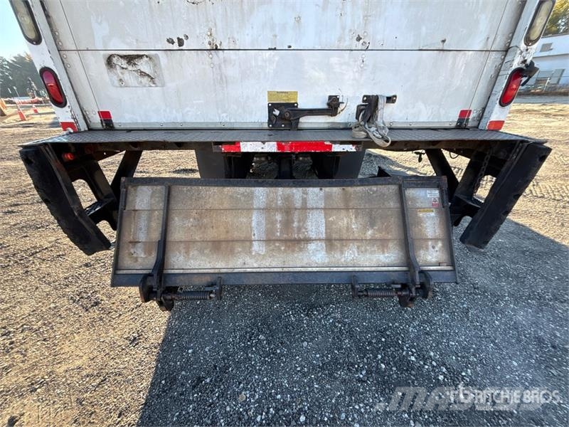 International 4300 شاحنات ذات هيكل صندوقي