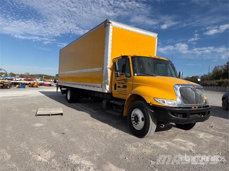 International 4300 شاحنات ذات هيكل صندوقي