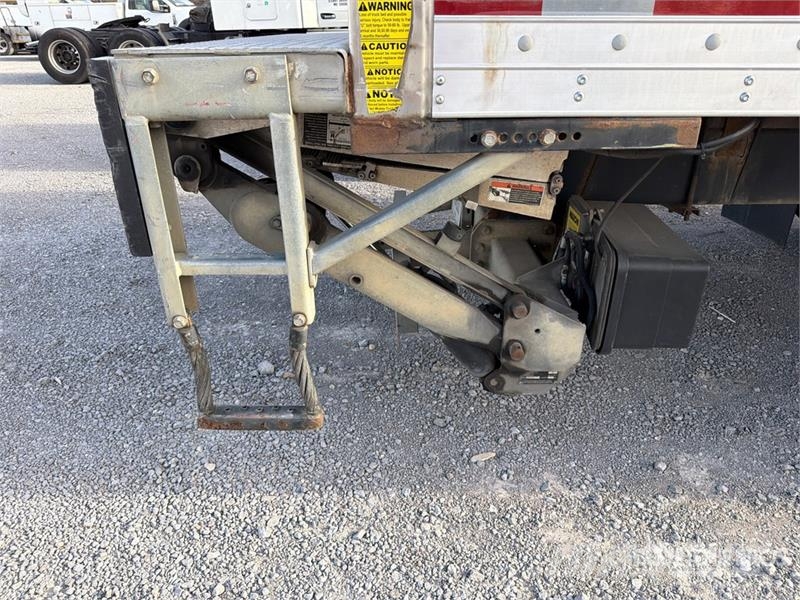 International 4300 شاحنات ذات هيكل صندوقي