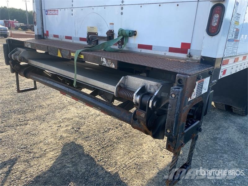 International 4300 شاحنات ذات هيكل صندوقي