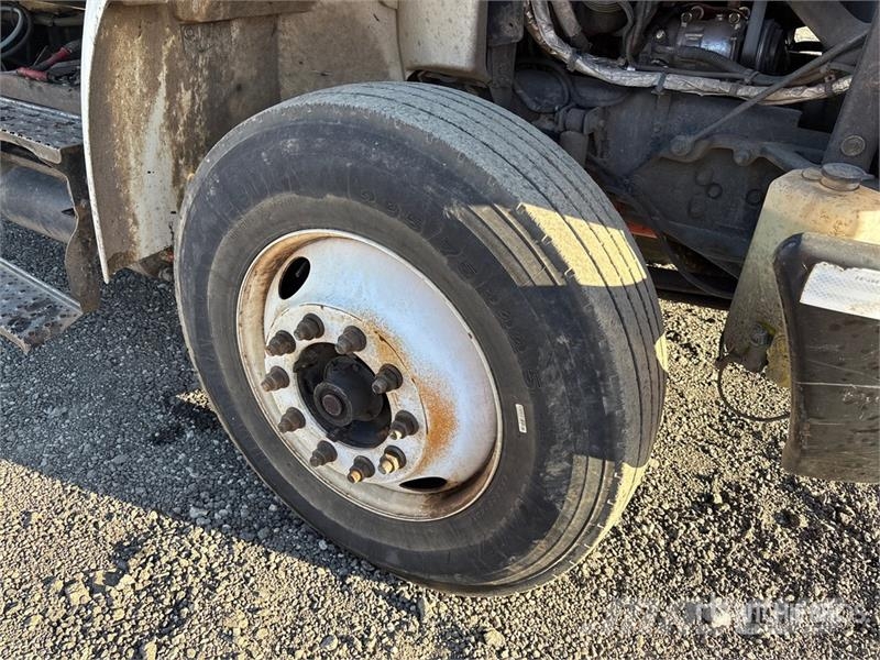 International 4300 شاحنات ذات هيكل صندوقي