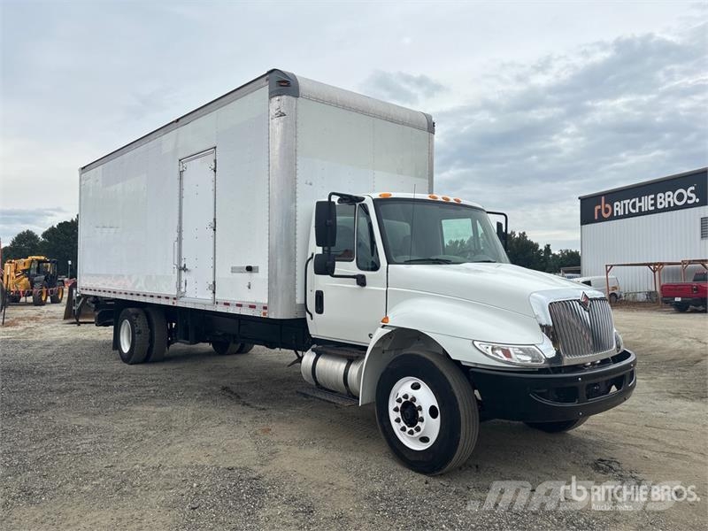 International 4300 شاحنات ذات هيكل صندوقي