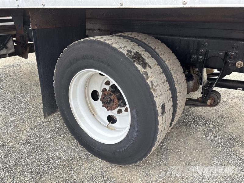 International 4300 شاحنات ذات هيكل صندوقي