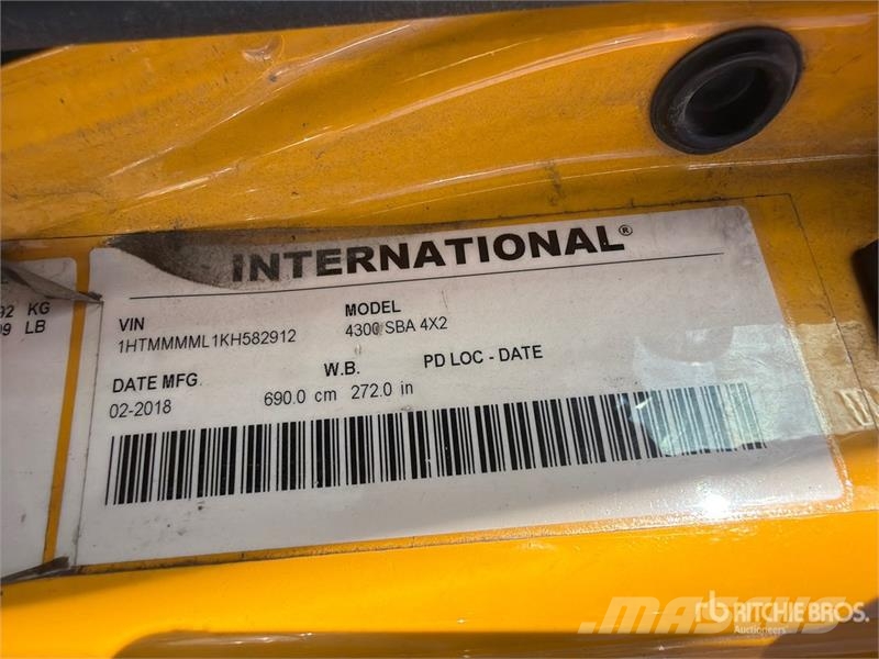 International 4300 شاحنات ذات هيكل صندوقي