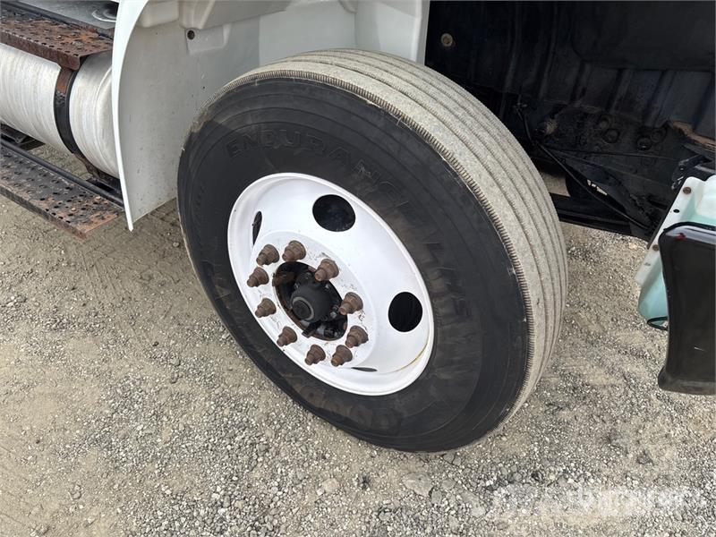 International 4300 شاحنات ذات هيكل صندوقي