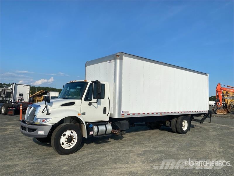 International 4300 شاحنات ذات هيكل صندوقي