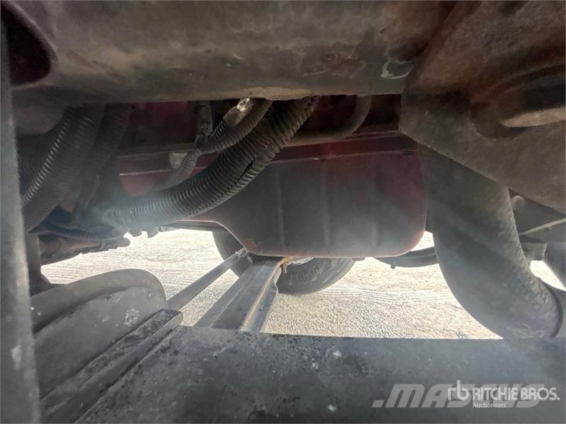 International 4300 شاحنات ذات هيكل صندوقي