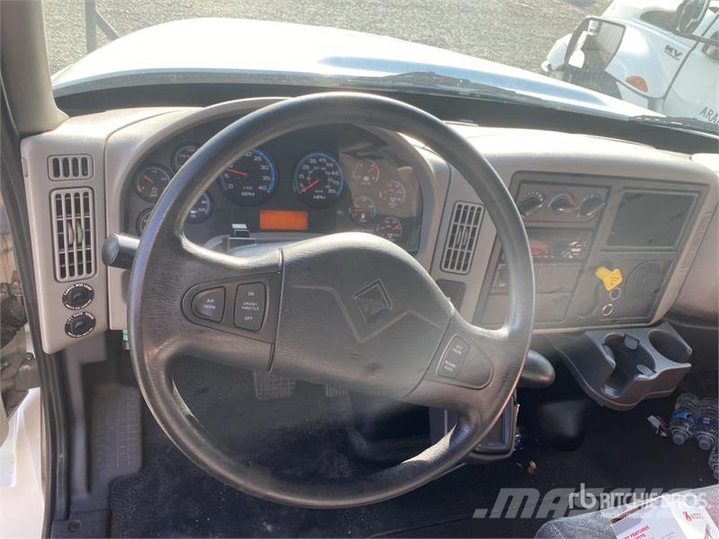 International 4300 شاحنات ذات هيكل صندوقي