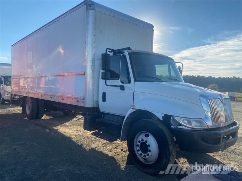International 4300 شاحنات ذات هيكل صندوقي