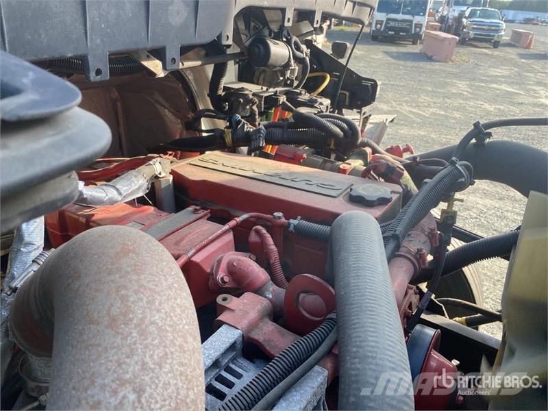 International 4300 شاحنات ذات هيكل صندوقي