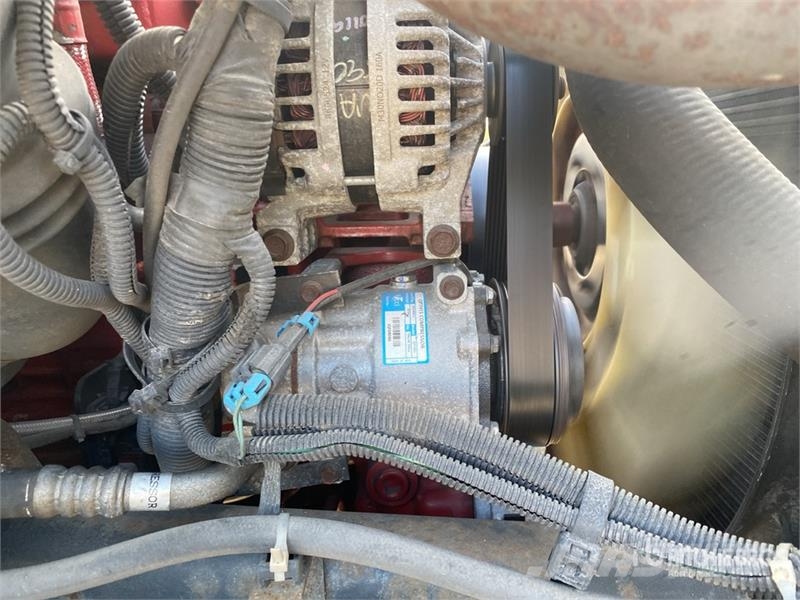 International 4300 شاحنات ذات هيكل صندوقي