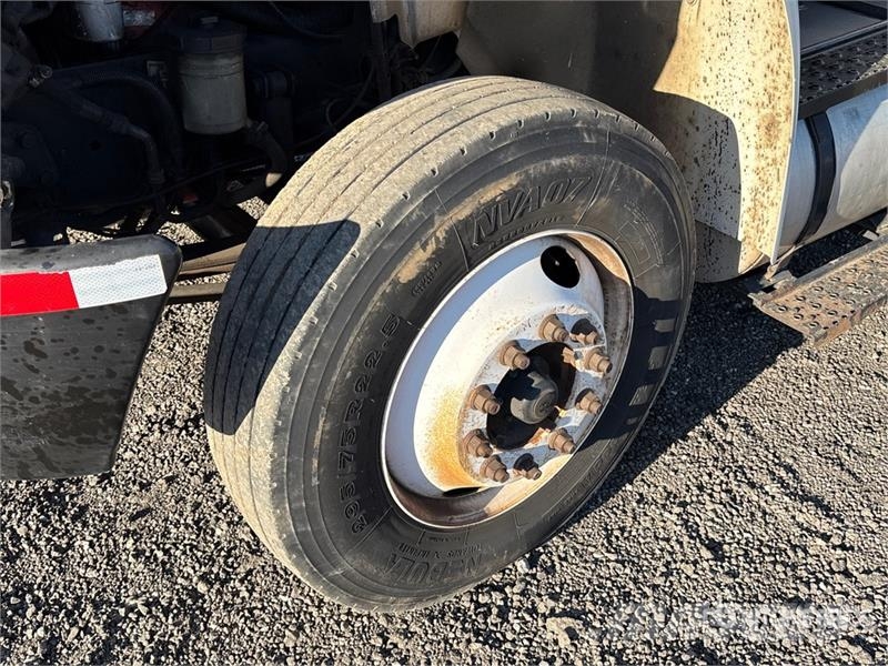 International 4300 شاحنات ذات هيكل صندوقي