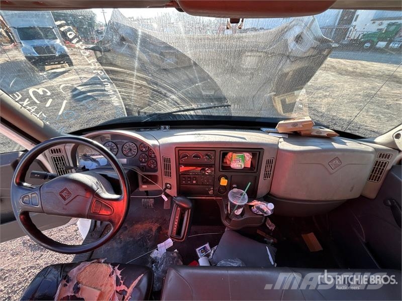 International 4300 شاحنات ذات هيكل صندوقي