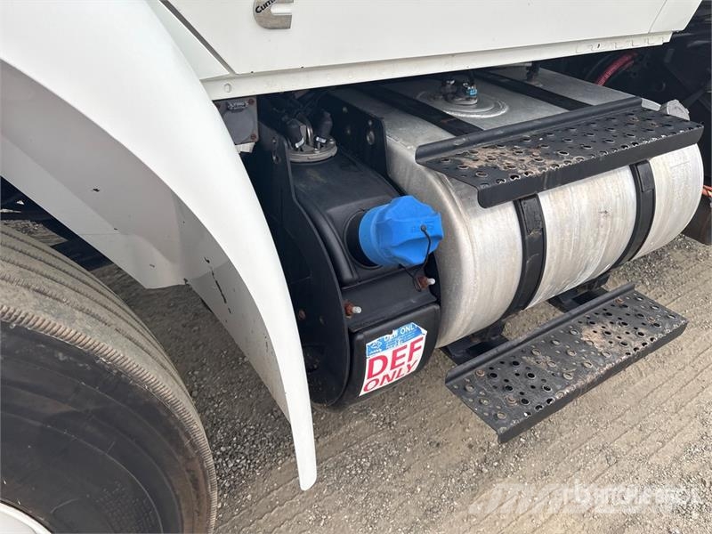 International 4300 شاحنات ذات هيكل صندوقي