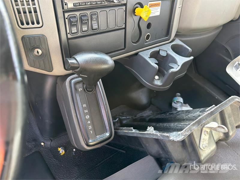 International 4300 شاحنات ذات هيكل صندوقي