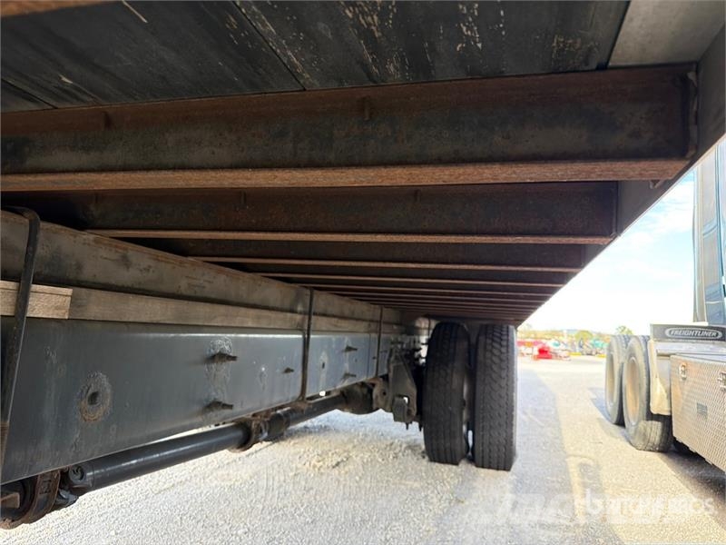 International 4300 شاحنات ذات هيكل صندوقي