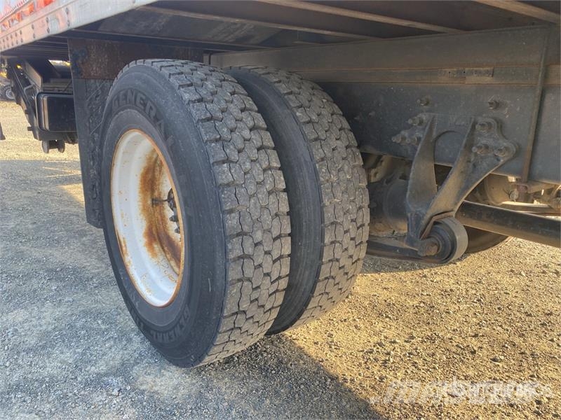 International 4300 شاحنات ذات هيكل صندوقي