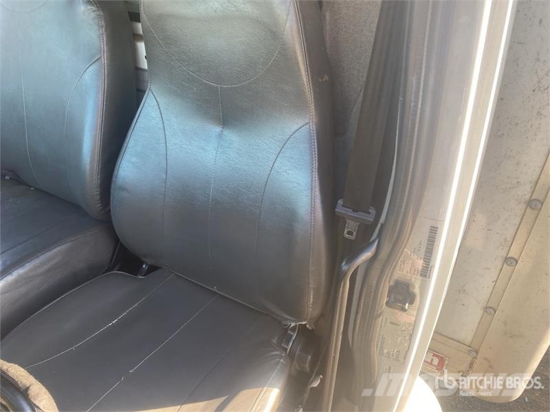 International 4300 شاحنات ذات هيكل صندوقي