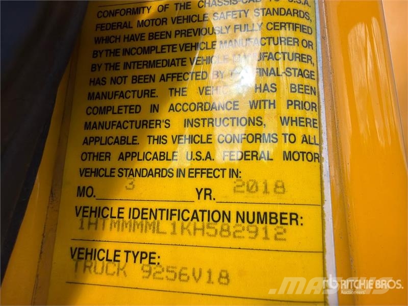 International 4300 شاحنات ذات هيكل صندوقي