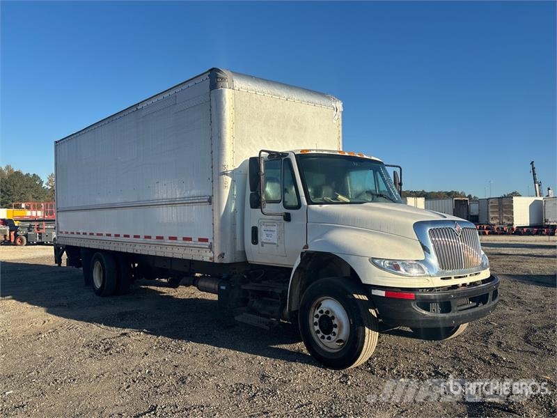 International 4300 شاحنات ذات هيكل صندوقي